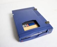  IOMEGA (MODELO ZIP 100) 