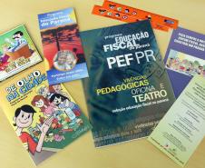 Milhares de estudantes do ensino fundamental de escolas públicas paranaenses estão tendo uma oportunidade diferenciada para aprender de forma lúdica o que são impostos, saber o quanto representam no preço dos produtos e serviços, e em que são aplicados os recursos arrecadados pelo poder público na forma de tributos, taxas e contribuições. 