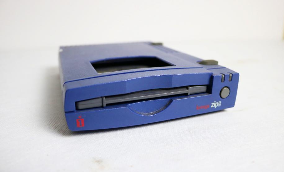 IOMEGA (MODELO ZIP 100)