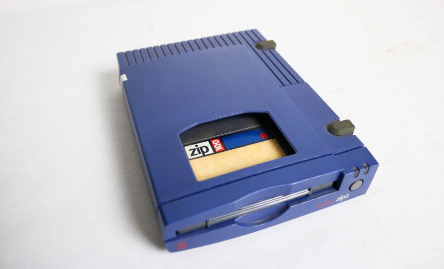 IOMEGA (MODELO ZIP 100)