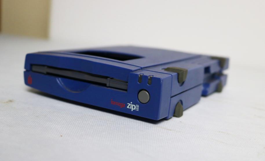 IOMEGA (MODELO ZIP 100)