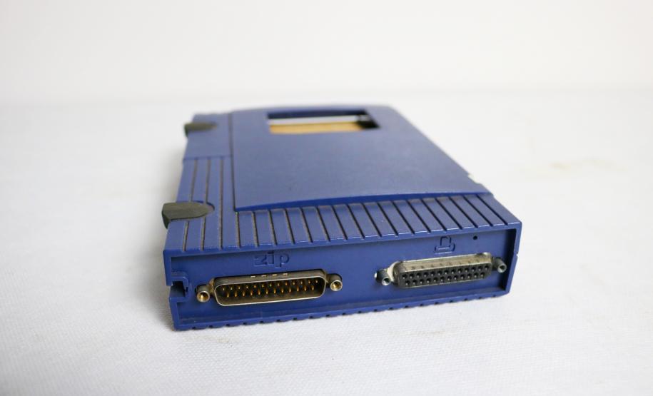 IOMEGA (MODELO ZIP 100)