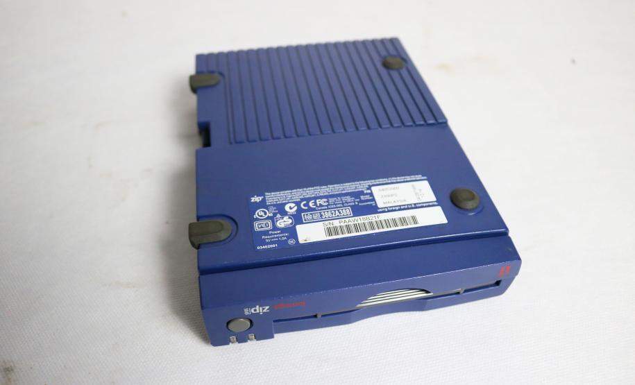 IOMEGA (MODELO ZIP 100)