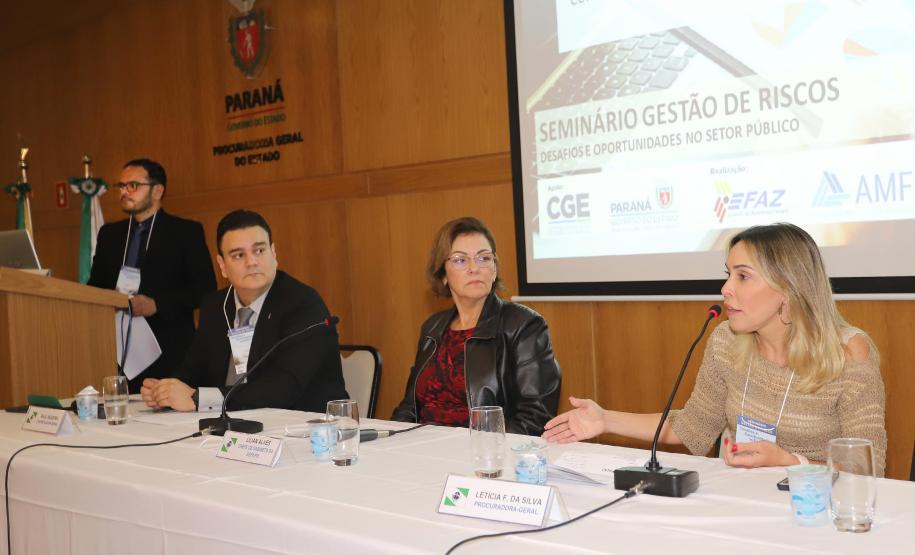 1 A Escola Fazendária (Efaz) da Secretaria da Fazenda do Paraná realiza o Seminário Gestão de Riscos: Desafios e Oportunidades no Setor Público, em parceria com a Procuradoria-Geral do Paraná. N/F: procuradora Geral do Estado, Letícia Ferreira da Silva.
Curitiba, 05-02-20.
Foto: Arnaldo Alves / AEN.