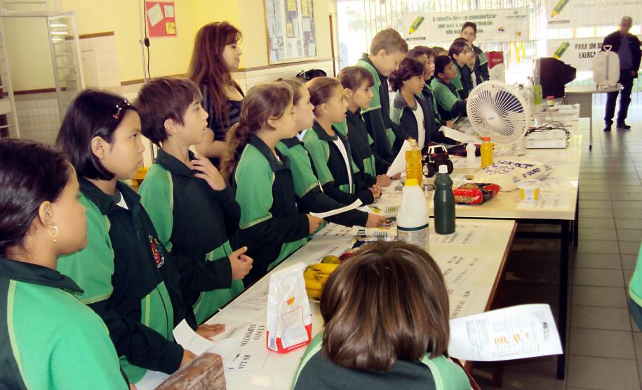 Educação fiscal dissemina conhecimento da função social dos impostos para o cidadão Milhares de estudantes do ensino fundamental de escolas públicas paranaenses estão tendo uma oportunidade diferenciada para aprender de forma lúdica o que são impostos, saber o quanto representam no preço dos produtos e serviços, e em que são aplicados os recursos arrecadados pelo poder público na forma de tributos, taxas e contribuições.