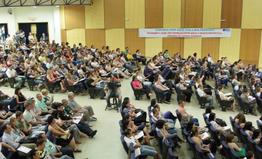 Educação fiscal dissemina conhecimento da função social dos impostos para o cidadão Milhares de estudantes do ensino fundamental de escolas públicas paranaenses estão tendo uma oportunidade diferenciada para aprender de forma lúdica o que são impostos, saber o quanto representam no preço dos produtos e serviços, e em que são aplicados os recursos arrecadados pelo poder público na forma de tributos, taxas e contribuições.