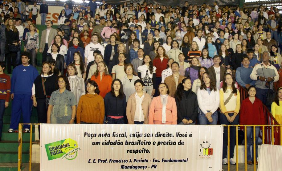 Educação fiscal dissemina conhecimento da função social dos impostos para o cidadão Milhares de estudantes do ensino fundamental de escolas públicas paranaenses estão tendo uma oportunidade diferenciada para aprender de forma lúdica o que são impostos, saber o quanto representam no preço dos produtos e serviços, e em que são aplicados os recursos arrecadados pelo poder público na forma de tributos, taxas e contribuições.
